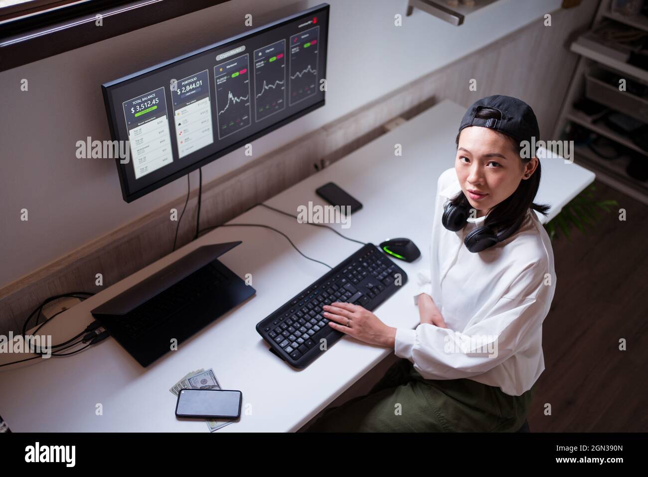 Monitor screen angle hi-res stock photography and images - Alamy