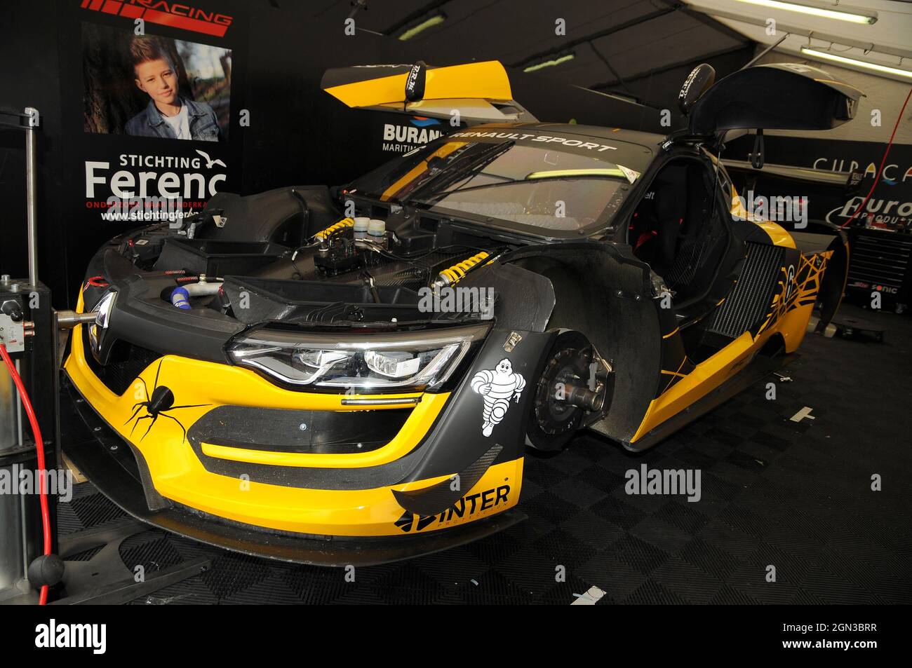Renault Sport RS01: carro de corrida tem dia de viatura policial