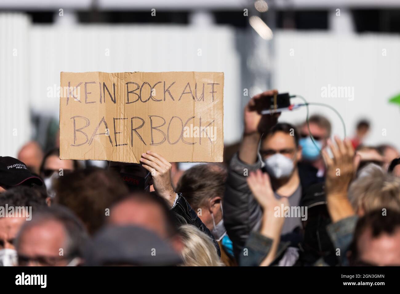 Karlsruhe, Germany. 22nd Sep, 2021. A man holds up a cardboard sign reading 'Kein Bock auf Baerbock' ('No Bock for Baerbock') at an election rally for Bündnis 90/Die Grünen. Credit: Philipp von Ditfurth/dpa/Alamy Live News Stock Photo