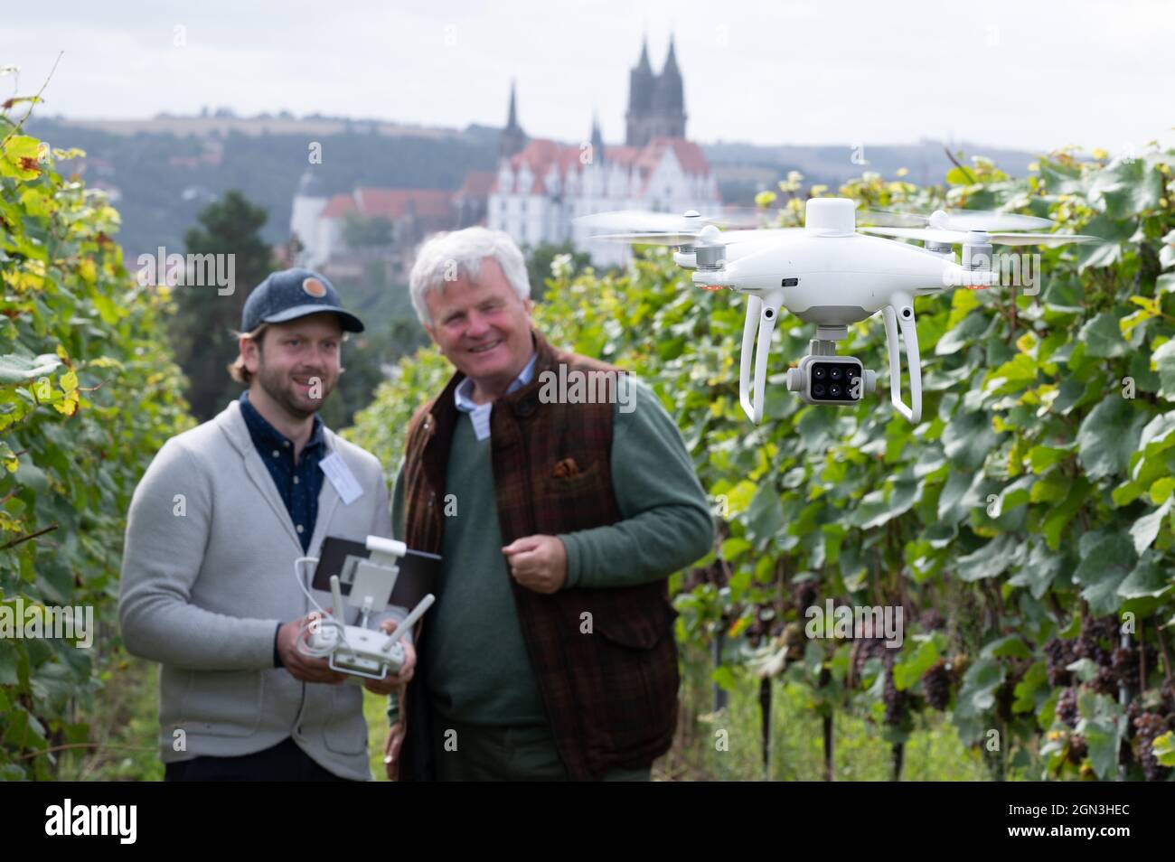 22 September 2021, Saxony, Meißen Martin Schieck (l), employee of the