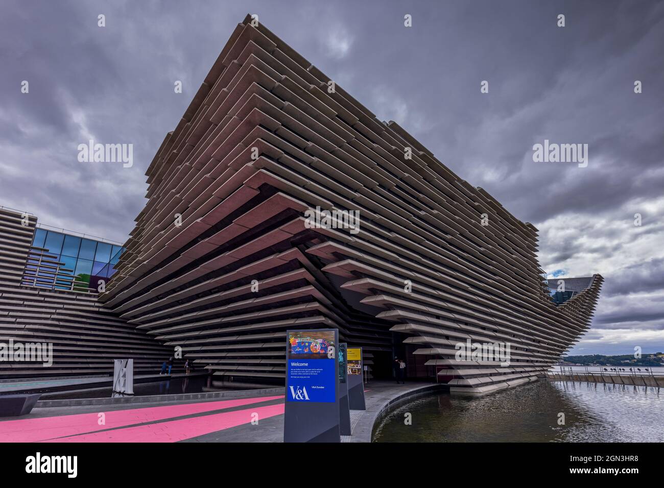 V&A Dundee design museum designed by Kengo Kuma on the Riverside Esplanade as part of the city's waterfront regeneration in Scotland, UK. Stock Photo