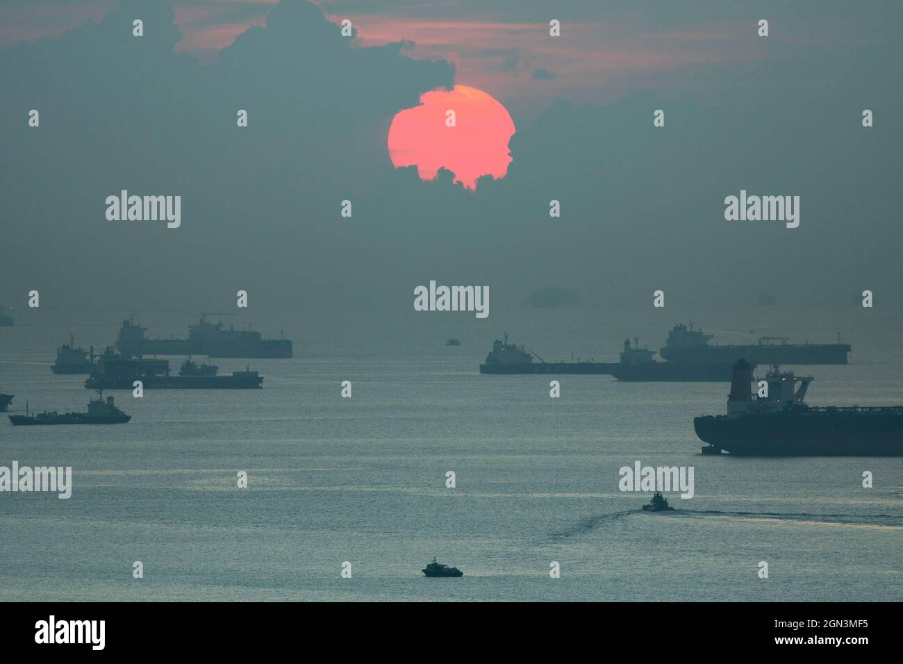 Singapore. 22nd Sep, 2021. The sun rises above the Singapore Strait on Sept. 22, 2021. Credit: Then Chih Wey/Xinhua/Alamy Live News Stock Photo