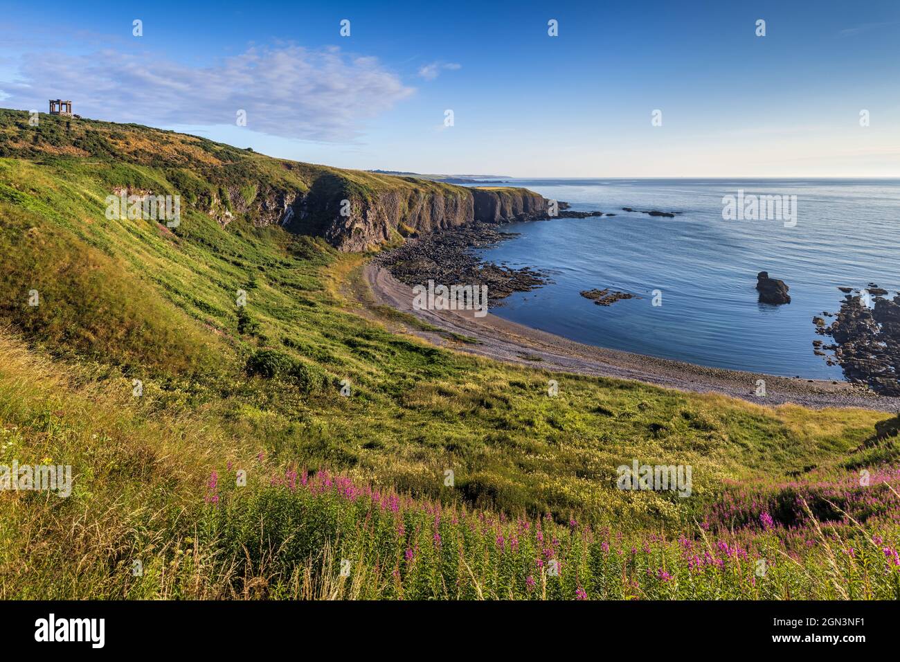 Strathlethan Bay with the War Memorial standing on Black Hill just south of Stonehaven in Aberdeenshire, Scotland. Stock Photo
