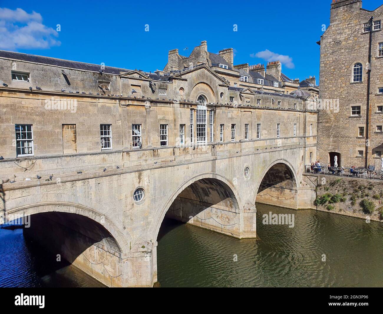 A close up of Pulteney Bridge crossing the River Avon in Bath, UK Stock ...
