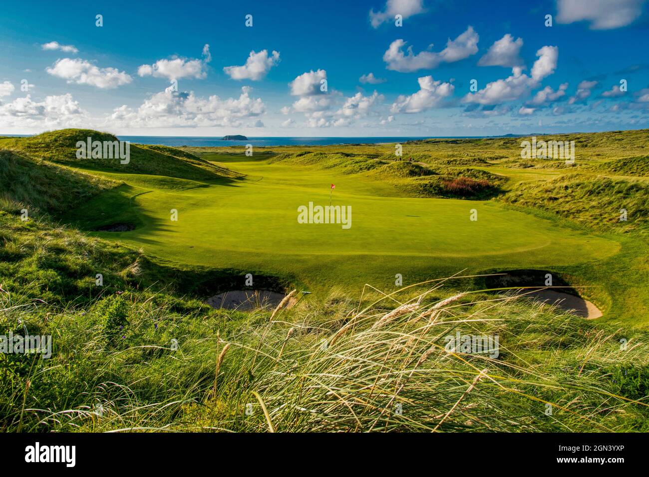 The thirteenth hole the par 5 Glashedy at Ballyliffin golf course, Donegal, Ireland Stock Photo