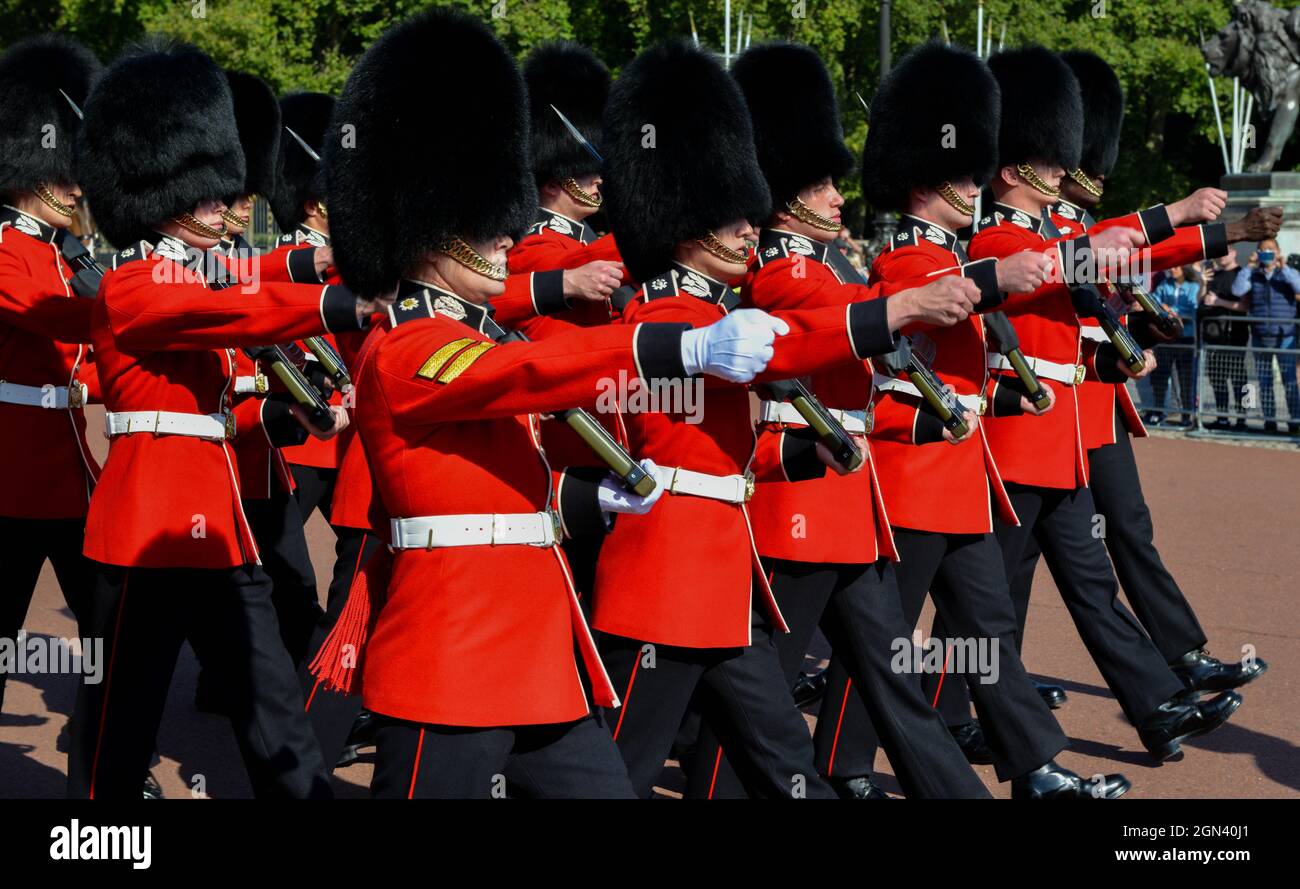Changing the Queen's Guard at Buckingham Palace Stock Photo Alamy
