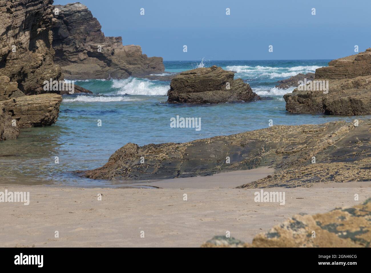 Rocks sticking out of ocean hi-res stock photography and images - Alamy