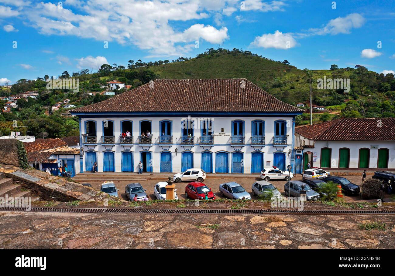 SERRO, MINAS GERAIS, BRAZIL - JANUARY 21, 2019: View from the central square in historical city of Serro and the city hall building Stock Photo