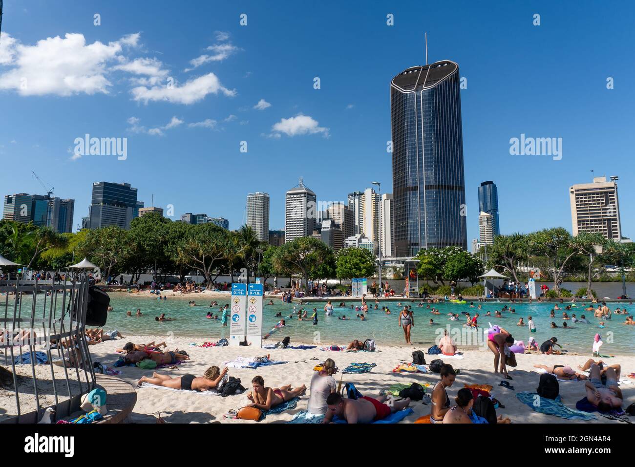 BRISBAEN, AUSTRALIA - Aug 10, 2021: A breathtaking view of Brisbane downtown. People are enjoying summer and good weather on the street. Stock Photo