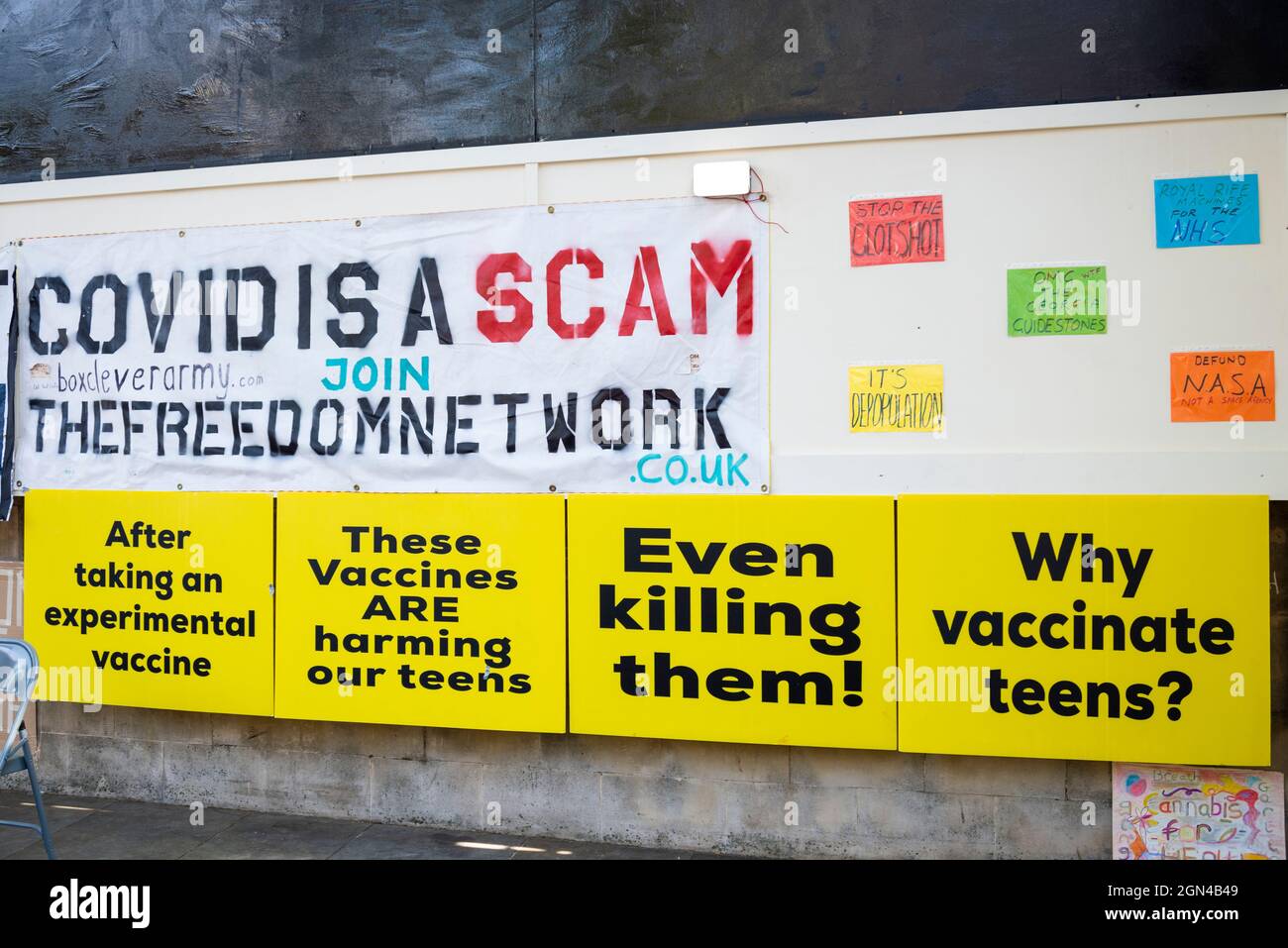 COVID hoax banner, sign. Covid is a scam. The freedom network. Box clever army. COVID 19, Coronavirus scam messages in protest Stock Photo
