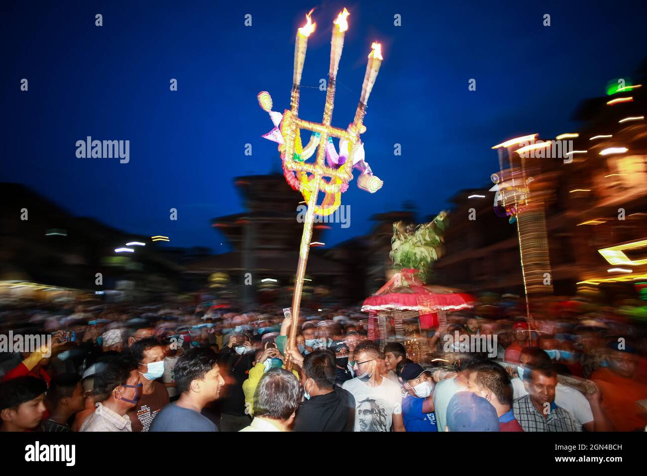 Bhaktapur, Bagmati, Nepal. 22nd Sep, 2021. The Manandhar community of the local sakolaan tol burns a pair of yamata (sky lamps) in front of the Bhimsen temple at Dattatraya Bhaktapur, Nepal on Wednesday, September 22, 2021.The Mupatra Jatra of Bhaktapur is based on various religious texts, is celebrated in Bhaktapur for three days from Ashwin Krishna II to IV. Credit: Amit Machamasi/ZUMA Wire/Alamy Live News Stock Photo