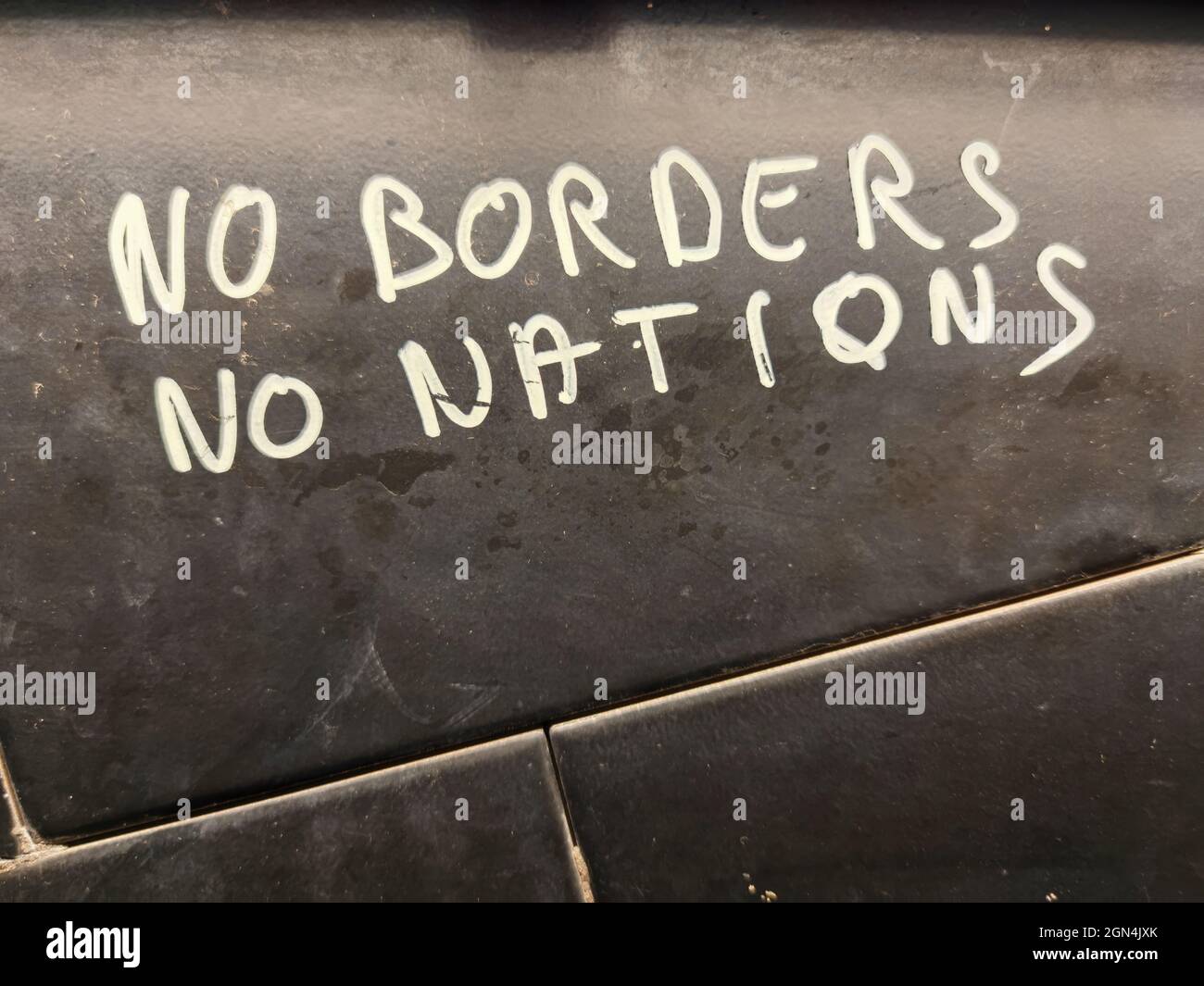 no borders no nations writing sign on a wall Stock Photo Alamy