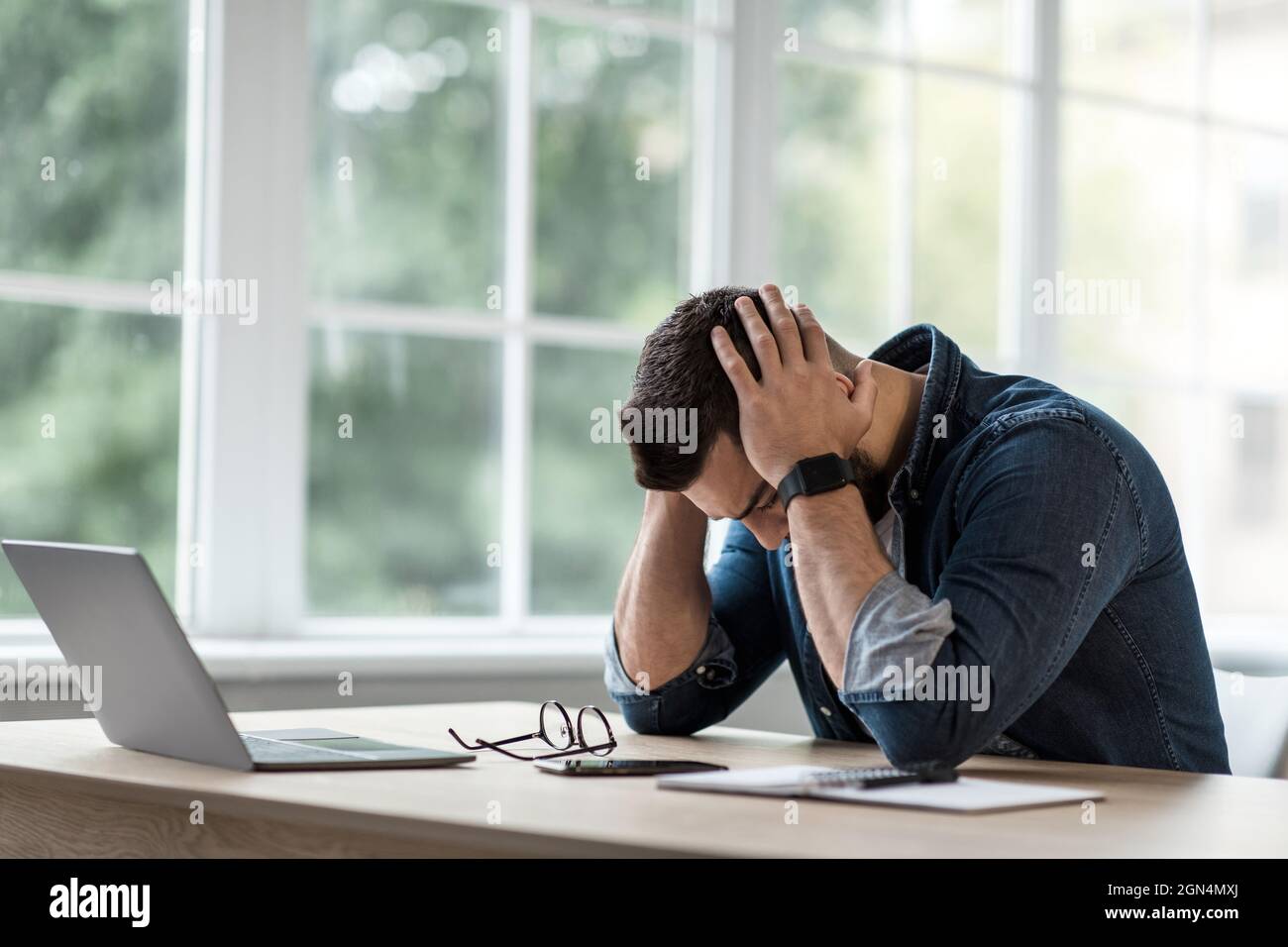 часто болит голова усталость стресс. страшные последствия трудоголизма. Tired stressed. архитектор за ноутбуком спит. день осведомленности о стрессе картинки.