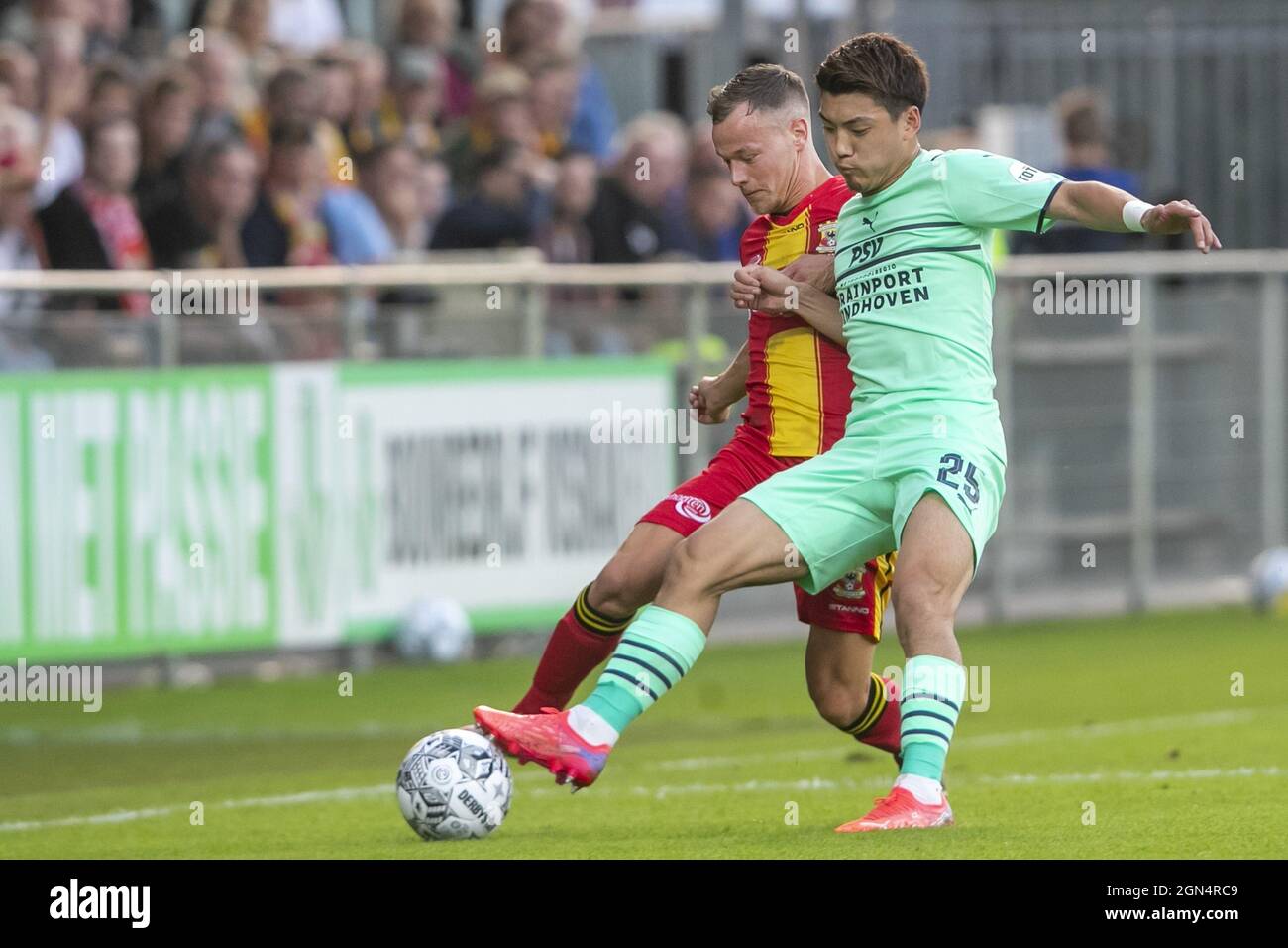 Deventer Stadium De Adelaarshorst 22 09 2021 Season 2021 2022 Dutch Eredivisie Ga Eagles Player Boyd Lucassen Psv Player Ritsu Doan During The Match Go Ahead Eagles Psv Photo By