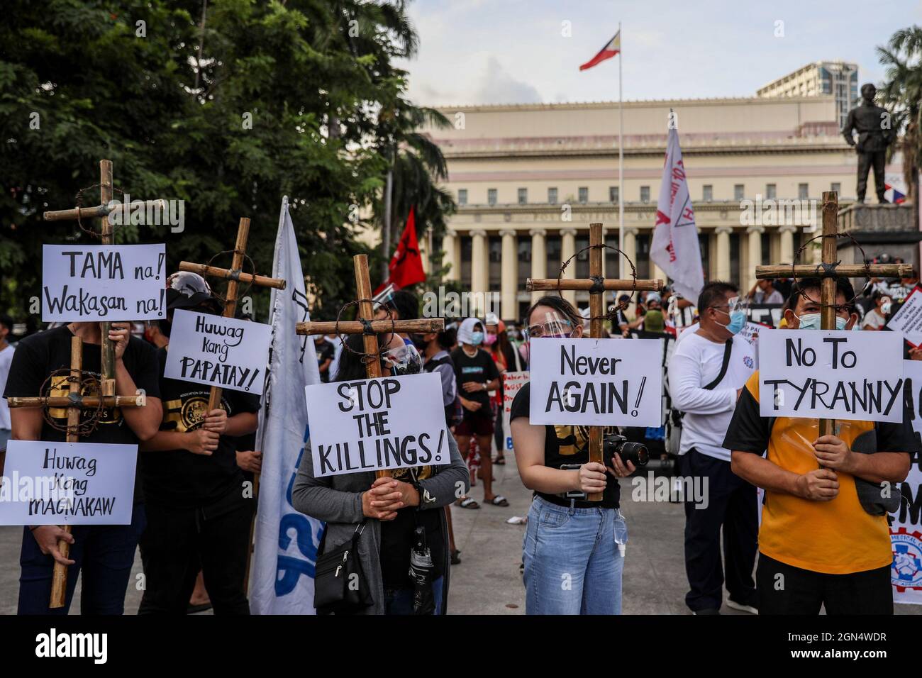 Manila, Philippines. September 21st 2021. Filipino activists hold signs ...