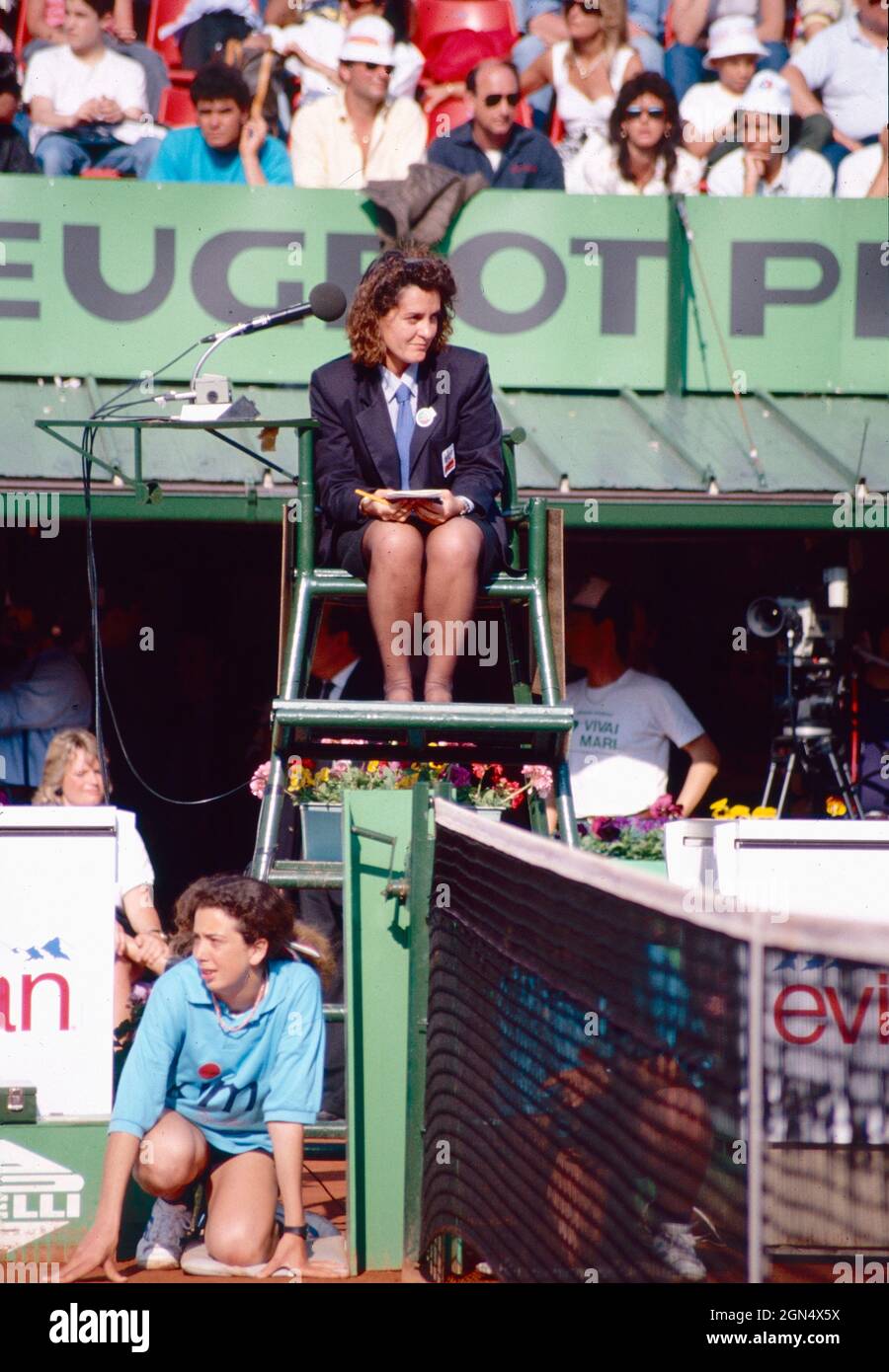 Woman tennis chair umpire, Italian Open 1990s Stock Photo Alamy