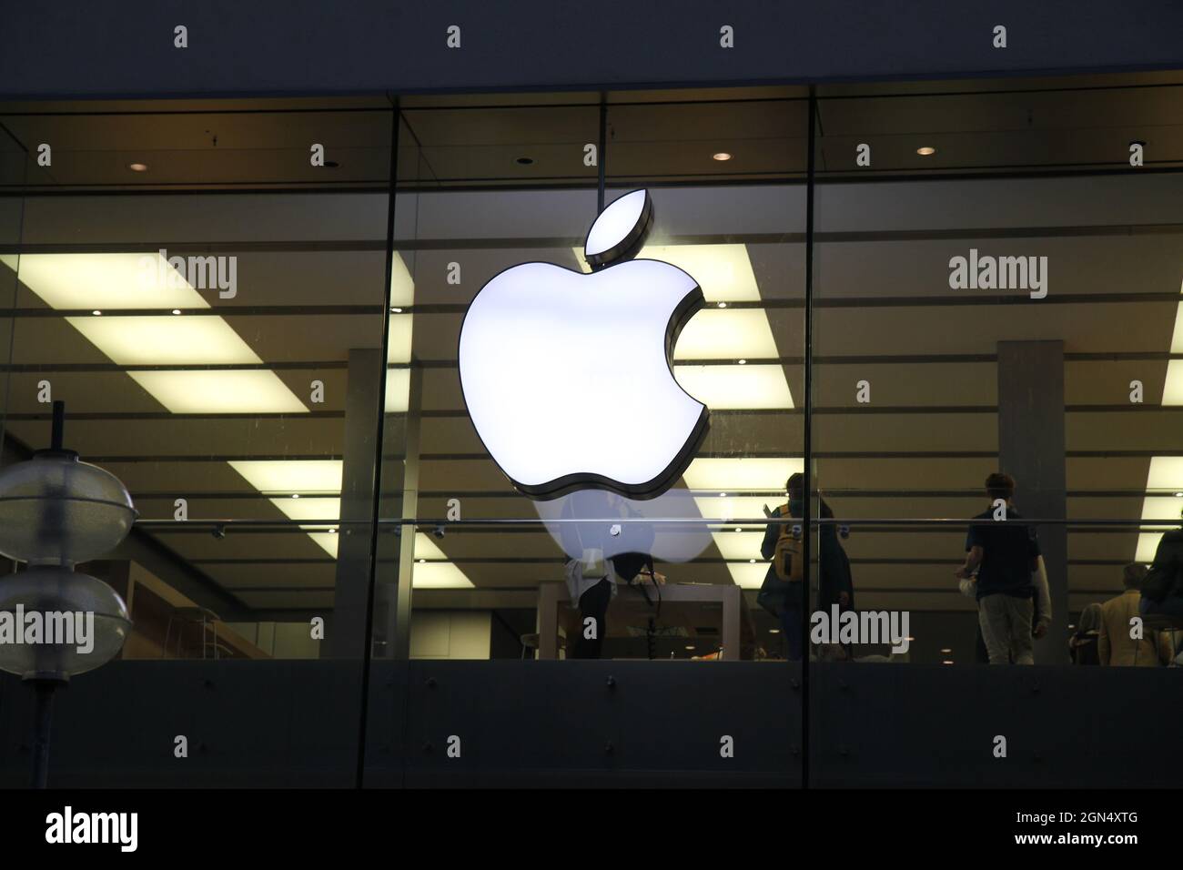 The Apple Store Scottsdaleazusa Stock Photo - Download Image Now - Apple  Computers, Logo, Apple Macintosh - iStock