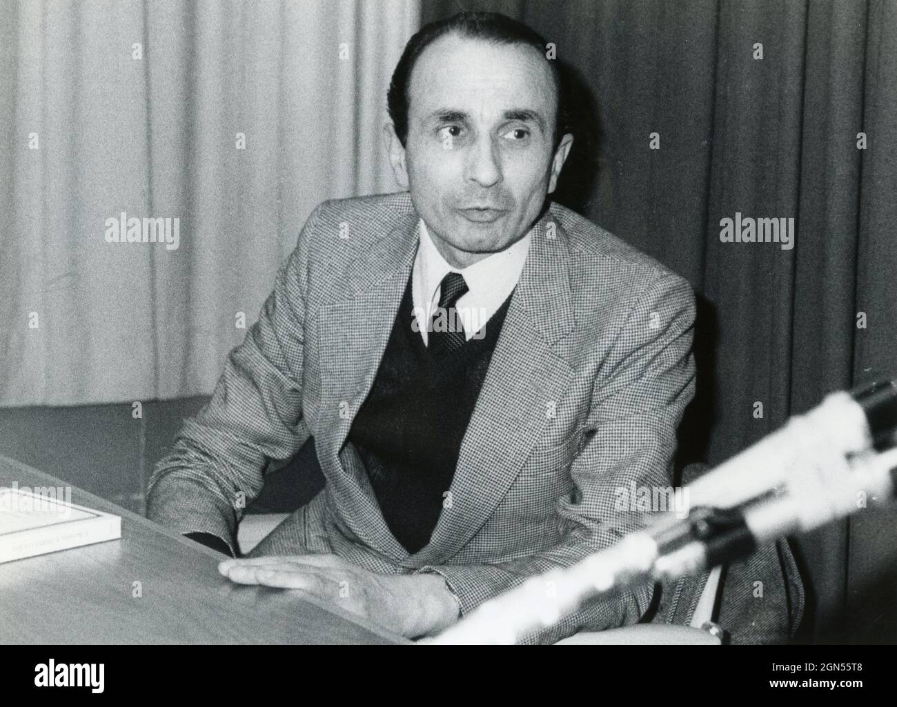 Italian journalist Mario Agnes, 1980s Stock Photo Alamy