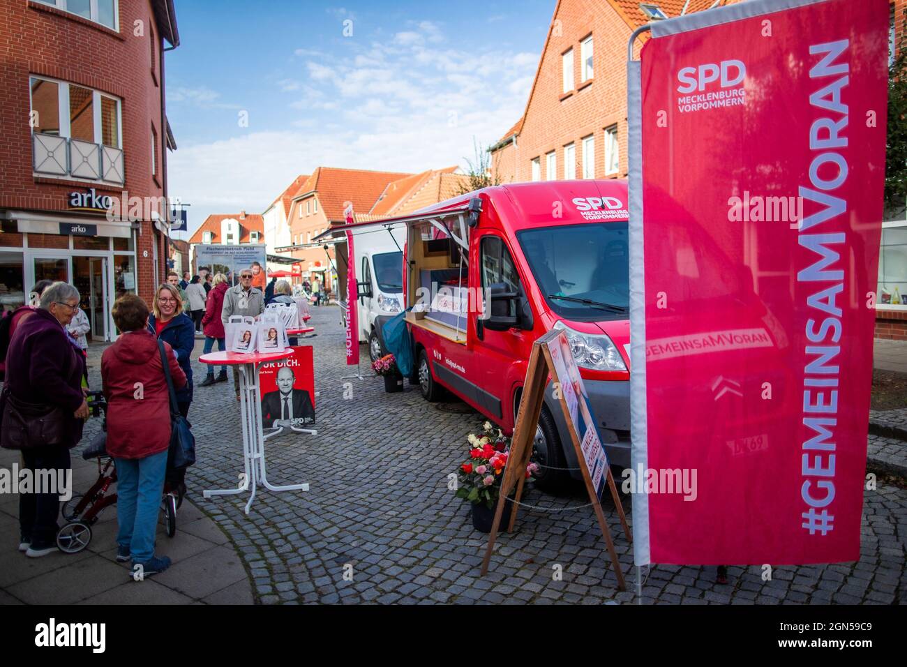 Hagenow, Germany. 22nd Sep, 2021. Members of the SPD inform about the