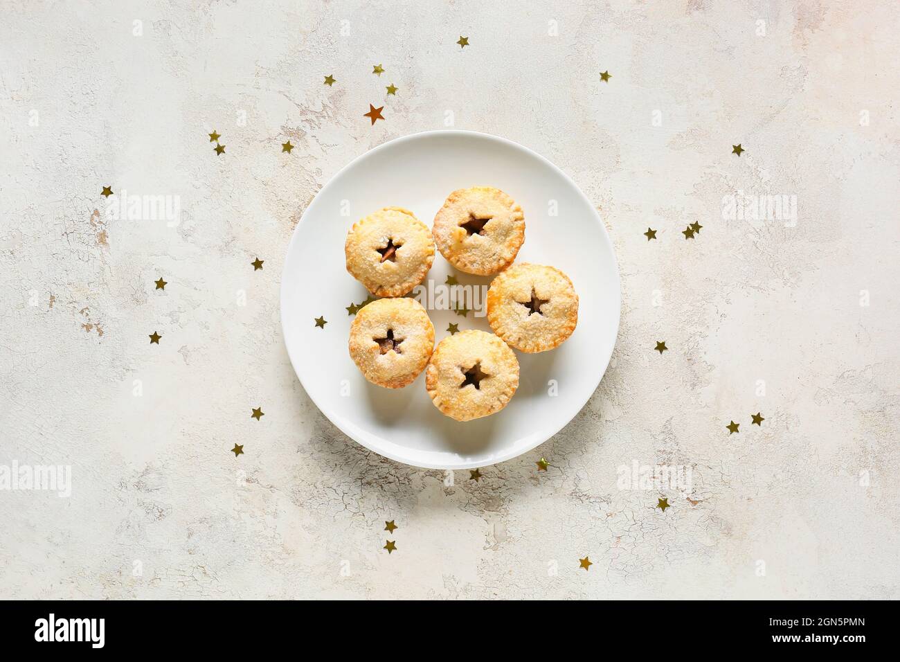 Plate with tasty mince pies on grunge background Stock Photo - Alamy