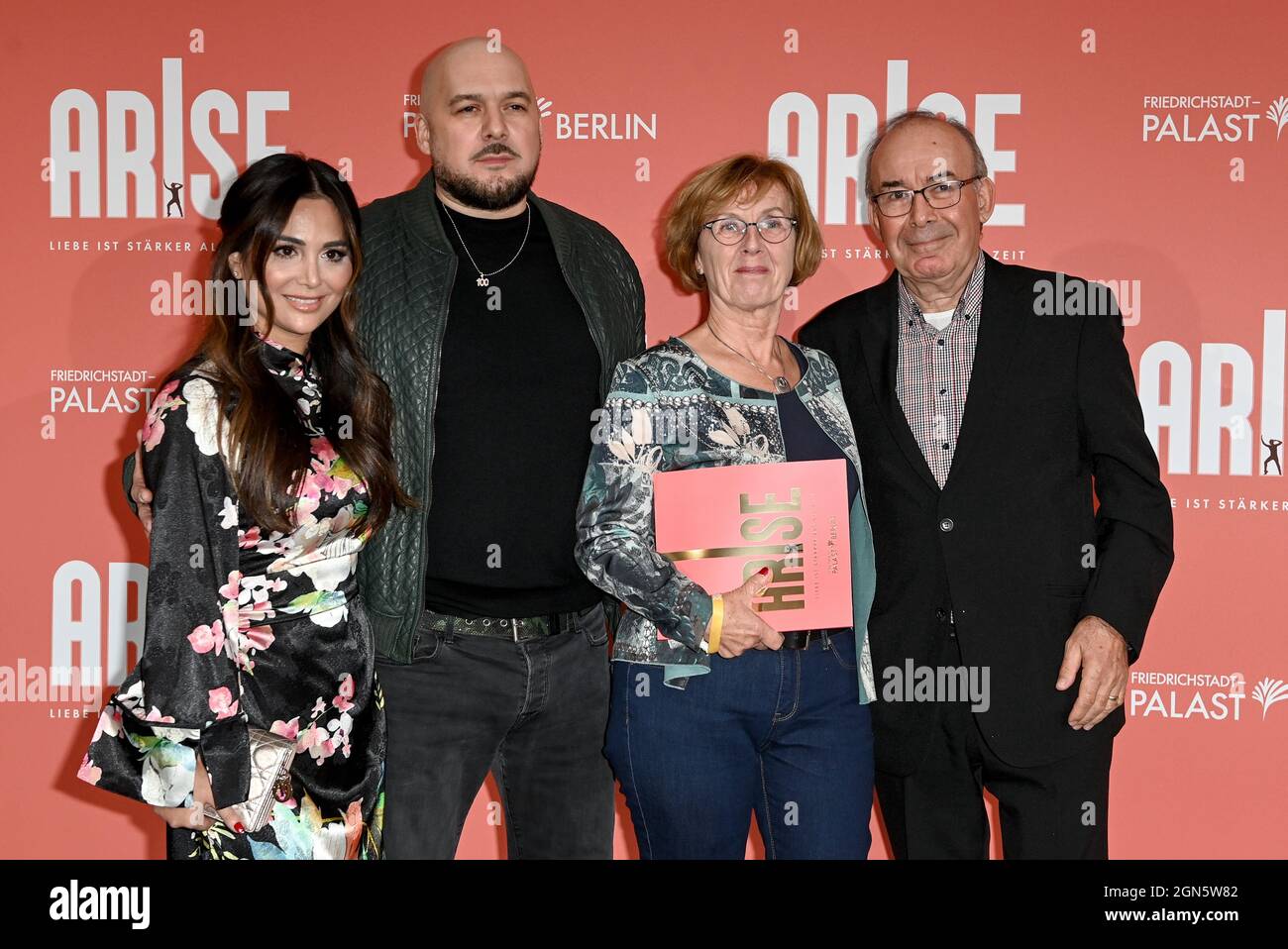Berlin, Germany. 22nd Sep, 2021. Kool Savas and his wife Maria Yurderi and  his parents come to the premiere of the new show "Arise", in the  Friedrichstadt-Palast. Credit: Britta Pedersen/dpa-Zentralbild/dpa/Alamy  Live News