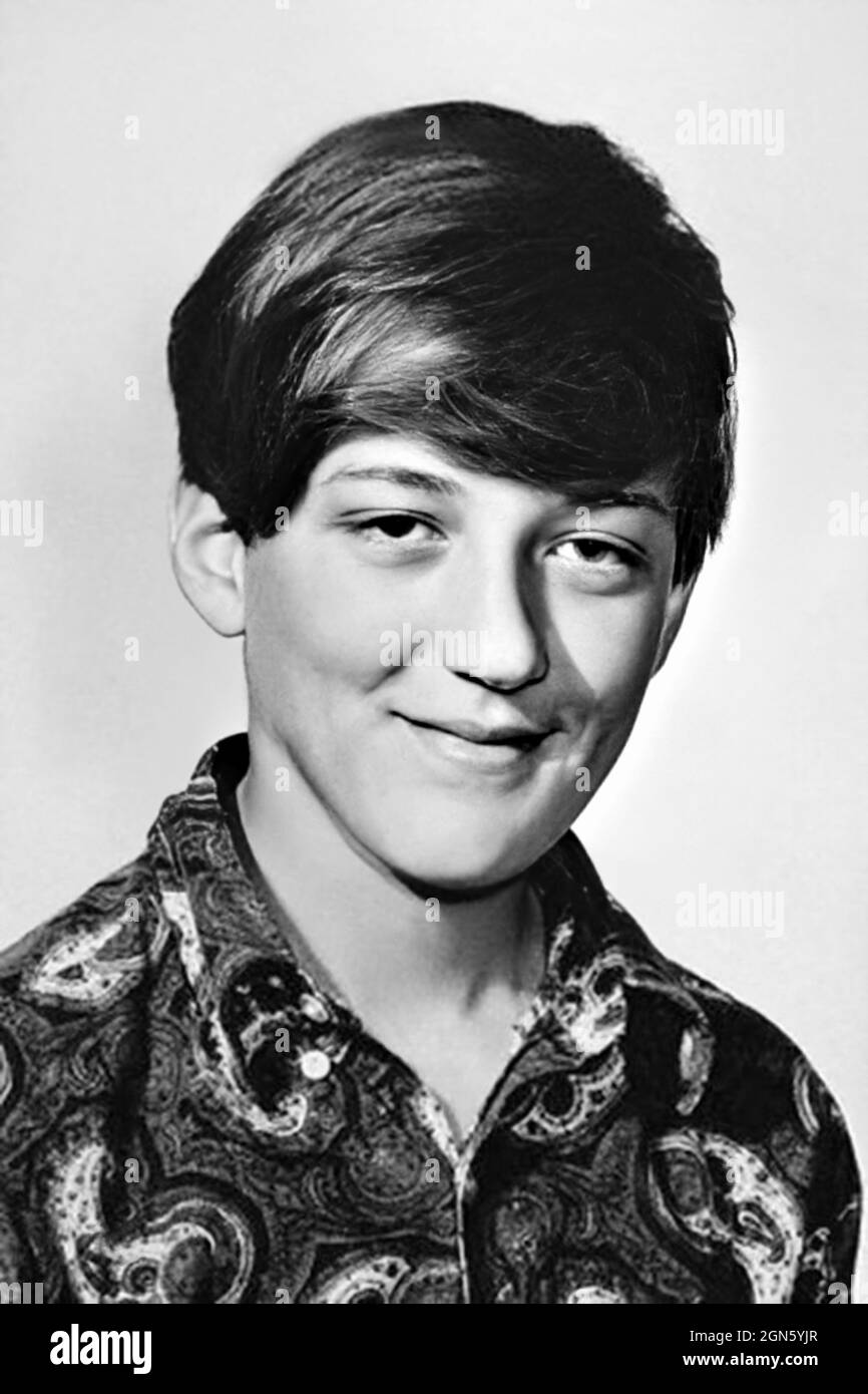 1971 ca, LONDON , GREAT BRITAIN : The celebrated british actor and LGBT Activist STEPHEN FRY ( born 24 august 1957 ) when was a young boy aged 14 . Unknown photographer .- HISTORY - FOTO STORICHE - LGBTQ - GAY - Homosexuality - Homosexual - Omosessualità - Omosessuale - ATTORE - MOVIE - CINEMA - personalità da bambino bambini da giovane - personality personalities when was young - INFANZIA - CHILDHOOD - BAMBINO - BAMBINI - CHILDREN - CHILD - TEATRO - THEATRE - smile sorriso --- ARCHIVIO GBB Stock Photo