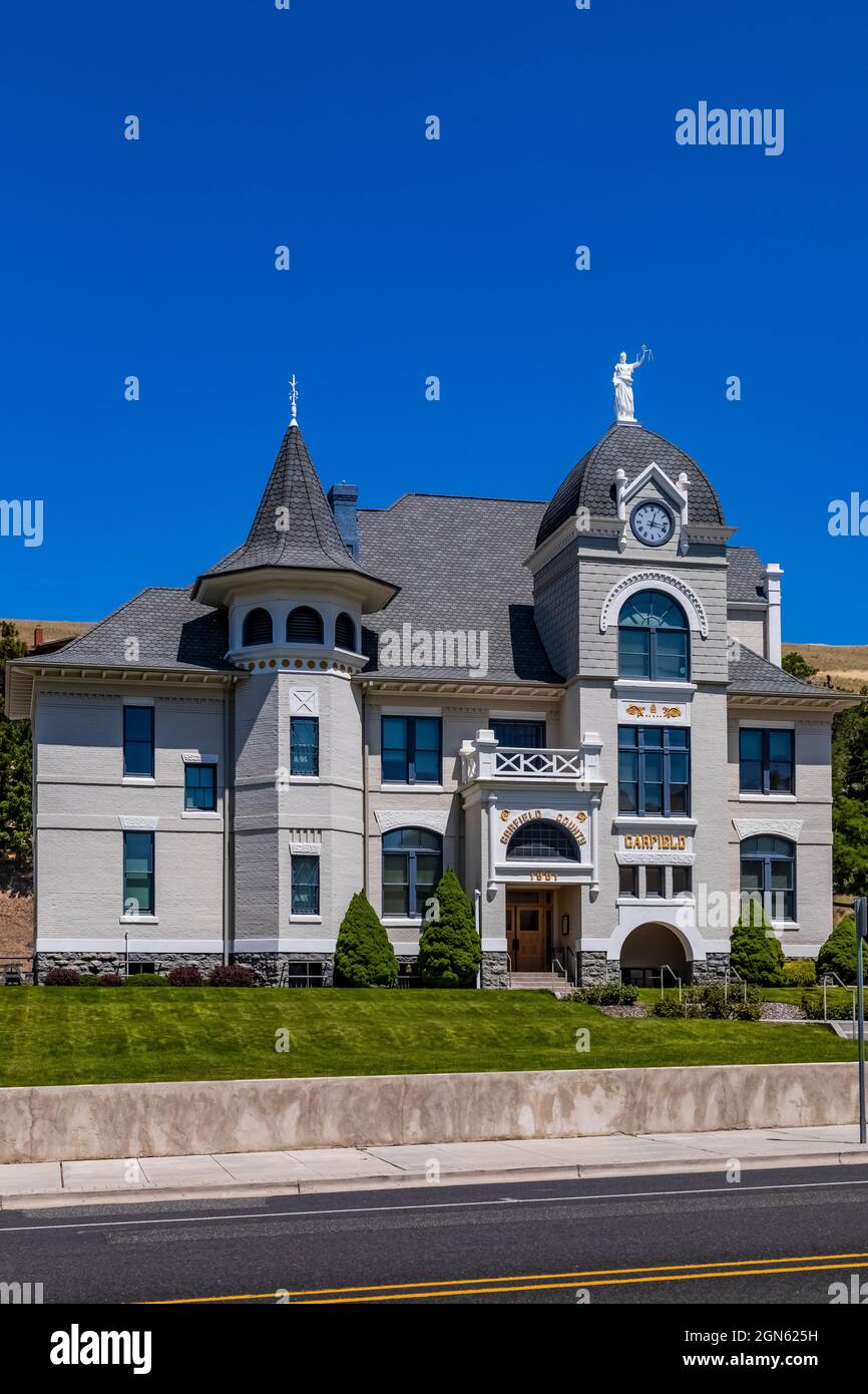 Garfield County Courthouse, with stature of Justice on top, is a classic courthouse in Pomeroy, Washington State, USA Stock Photo