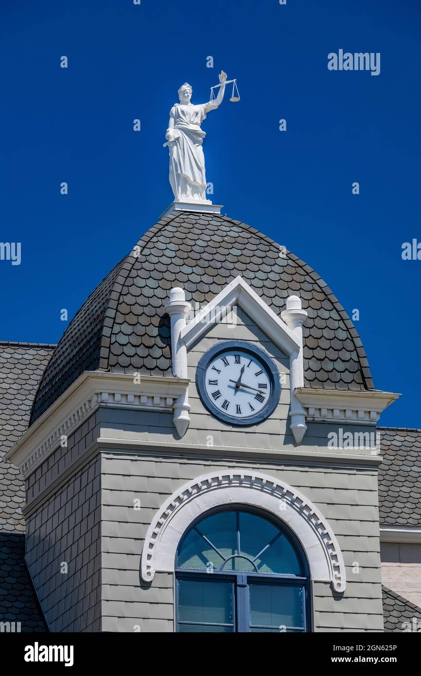 Garfield County Courthouse, with stature of Justice on top, is a classic courthouse in Pomeroy, Washington State, USA Stock Photo