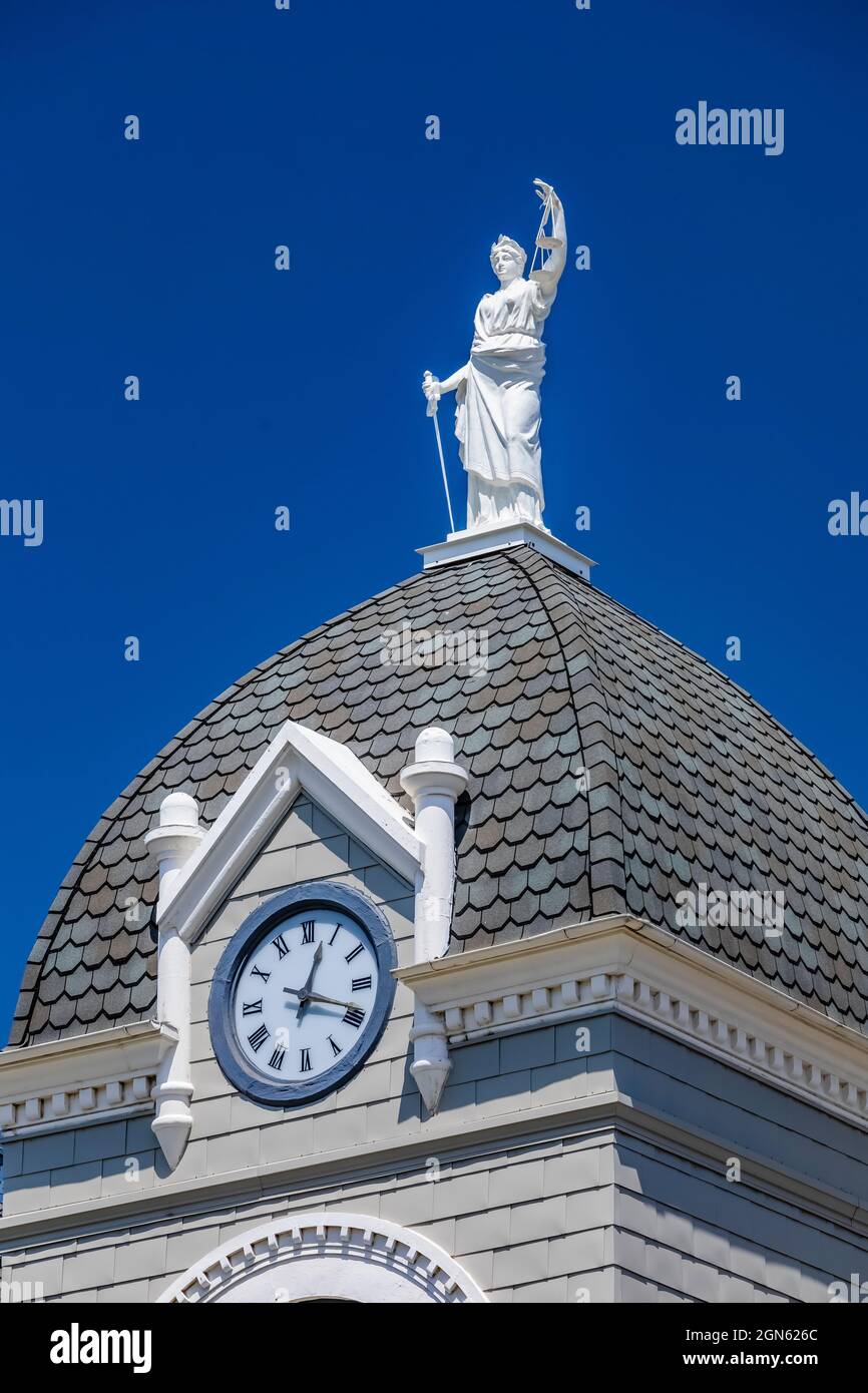 Garfield County Courthouse, with stature of Justice on top, is a classic courthouse in Pomeroy, Washington State, USA Stock Photo
