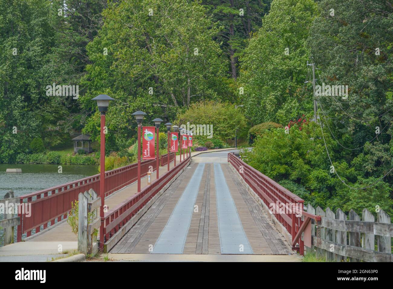The one lane bridge on Lake Junaluska's Dam in Asheville, Haywood County, North Carolina Stock Photo