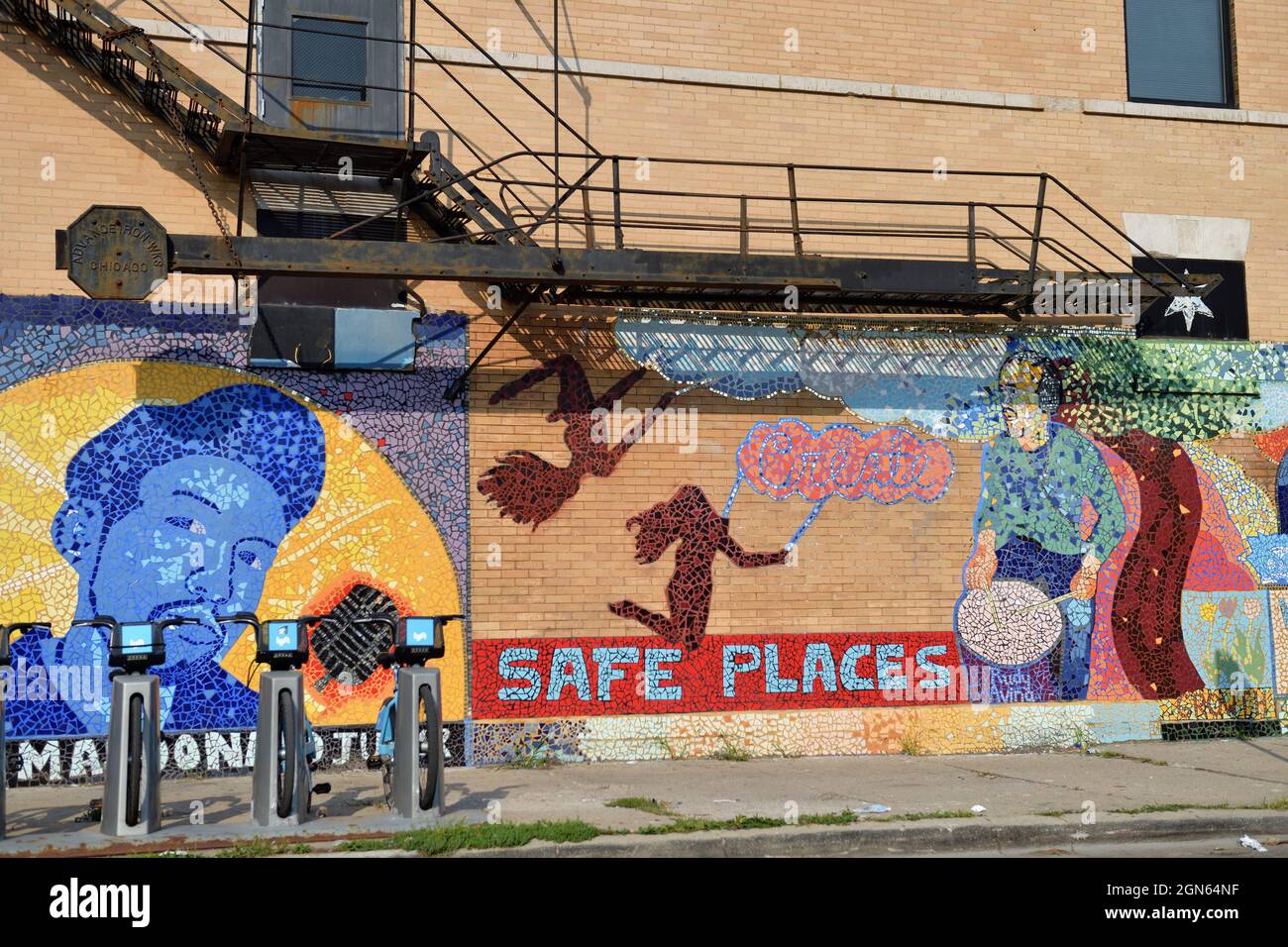 Chicago, Illinois, USA. A colorful mural applied to the side of a building in the Pilsen neighborhood on the city's South Side. Stock Photo