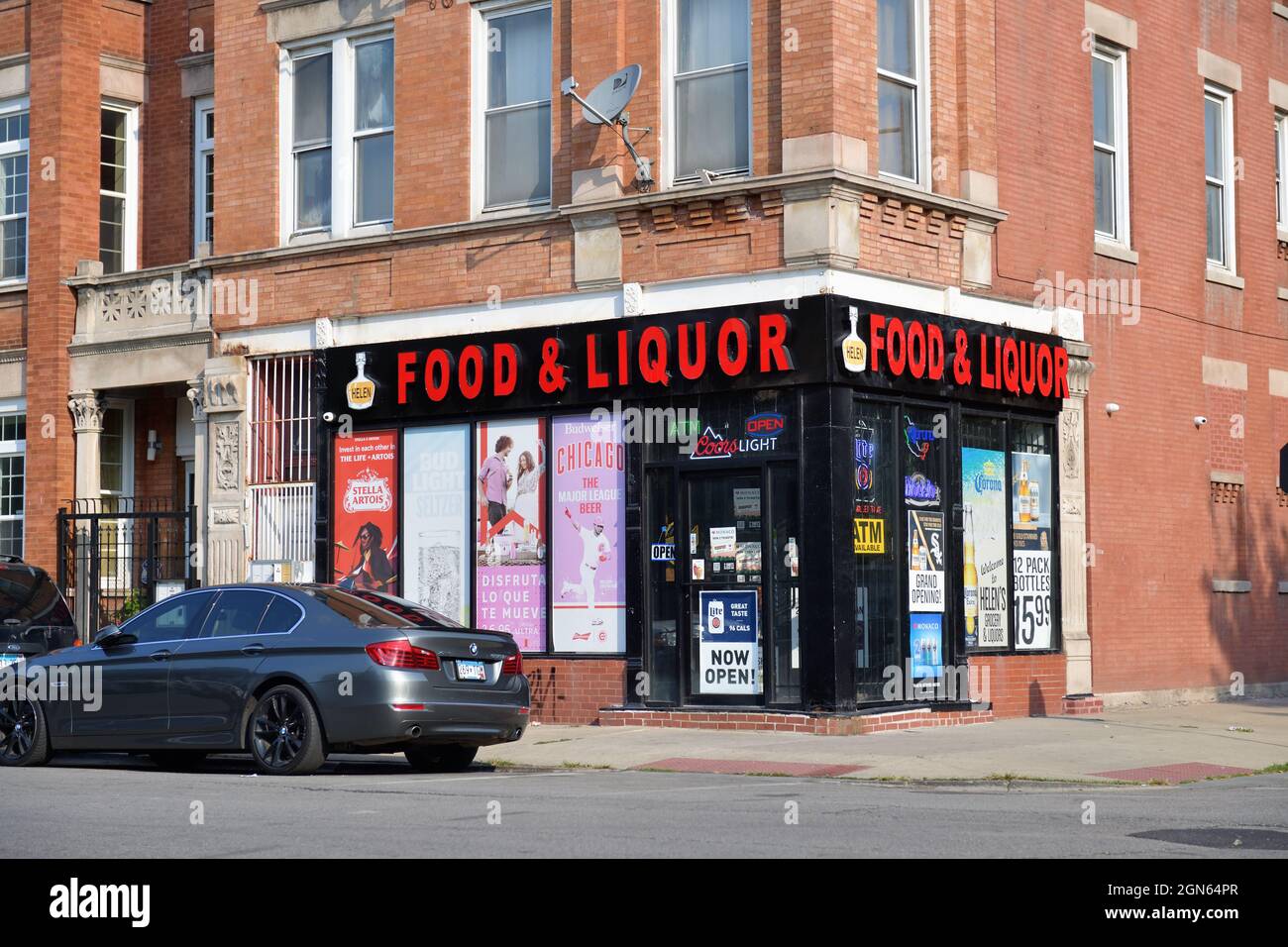 Chicago, Illinois, USA. A corner liquor store in Chicago's Pilsen neighborhood. Stock Photo