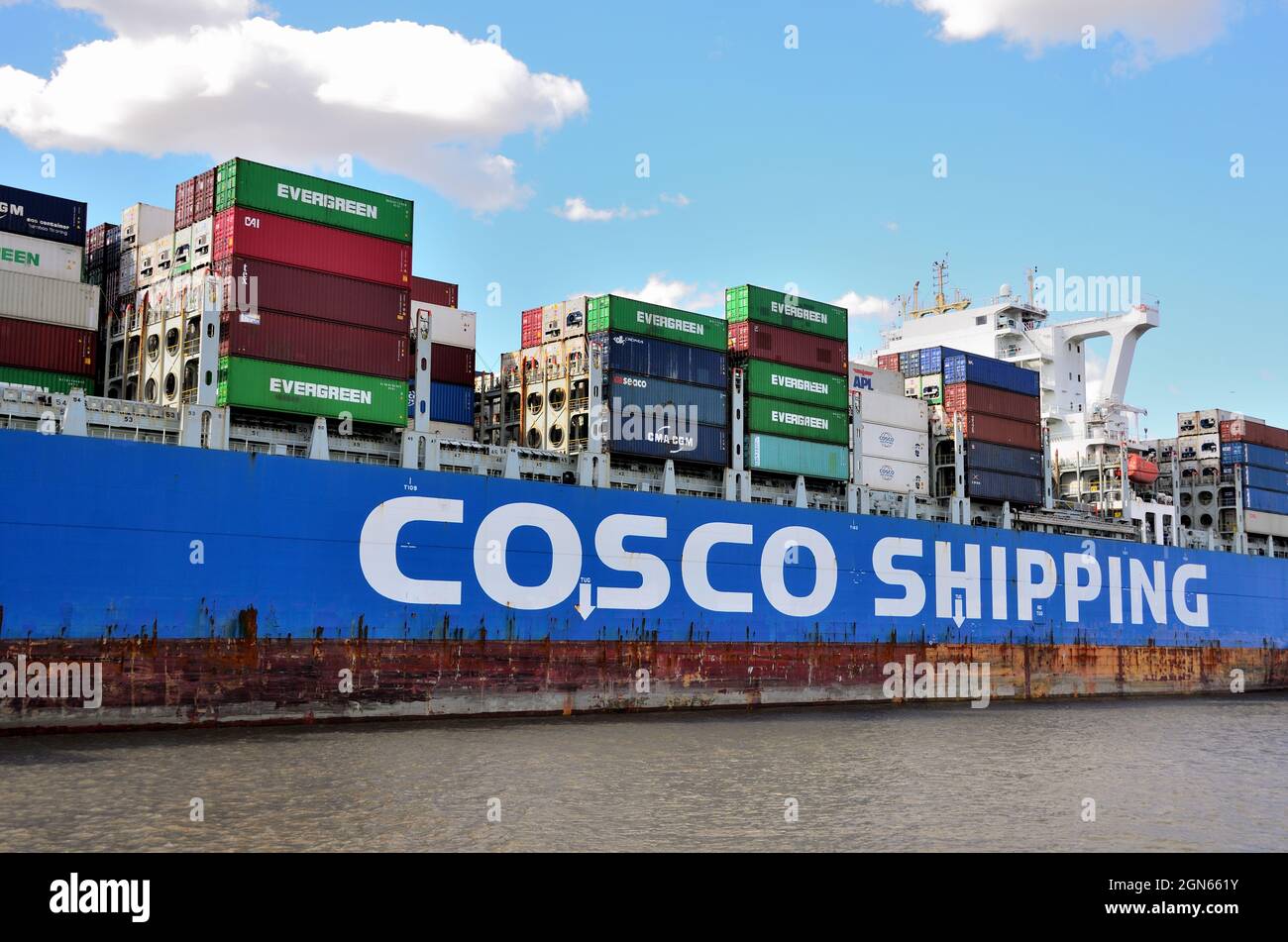 Container ship 'Cosco Shipping Thames' leaving the port of Buenos Aires, sailing along the Rio de La Plata. Buque 'Cosco Shipping Thames'. Stock Photo