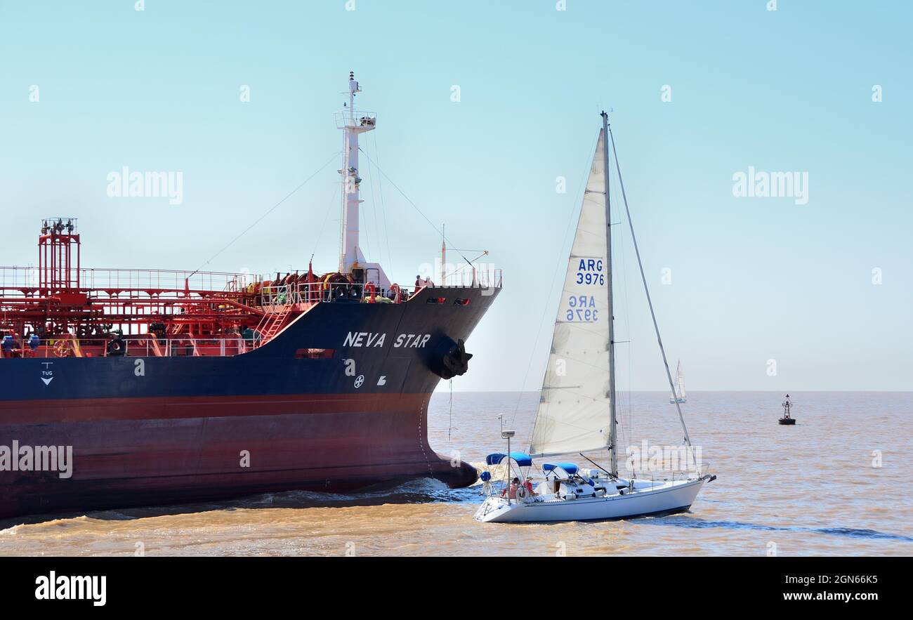 Buques navegando en el Río de La Plata, en el canal de acceso al puerto de Buenos Aires. Ambos barcos navegan muy juntos en su maniobra de salida. Stock Photo