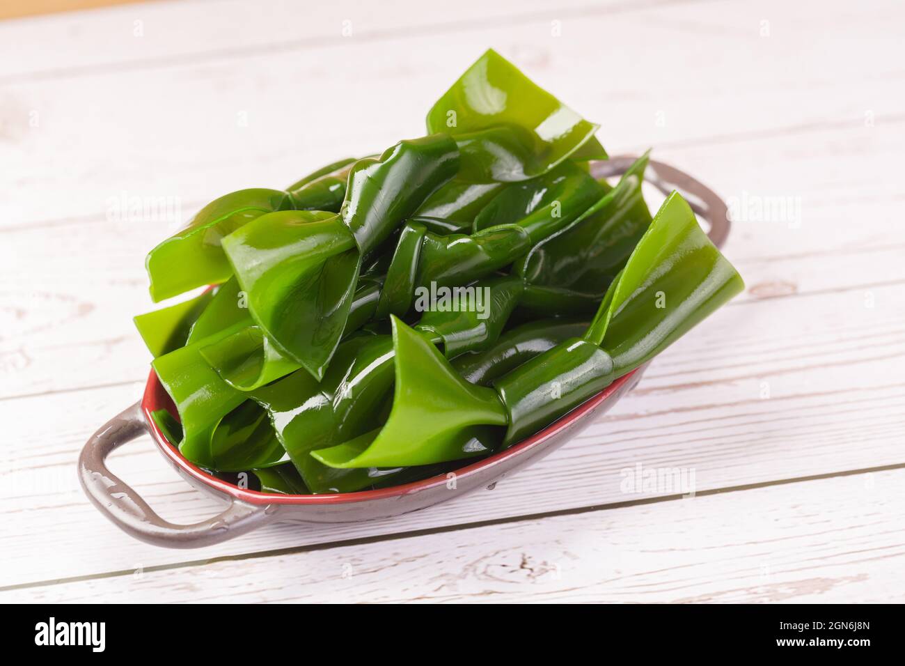 Green kelp knot for Asian marine cuisine Stock Photo Alamy