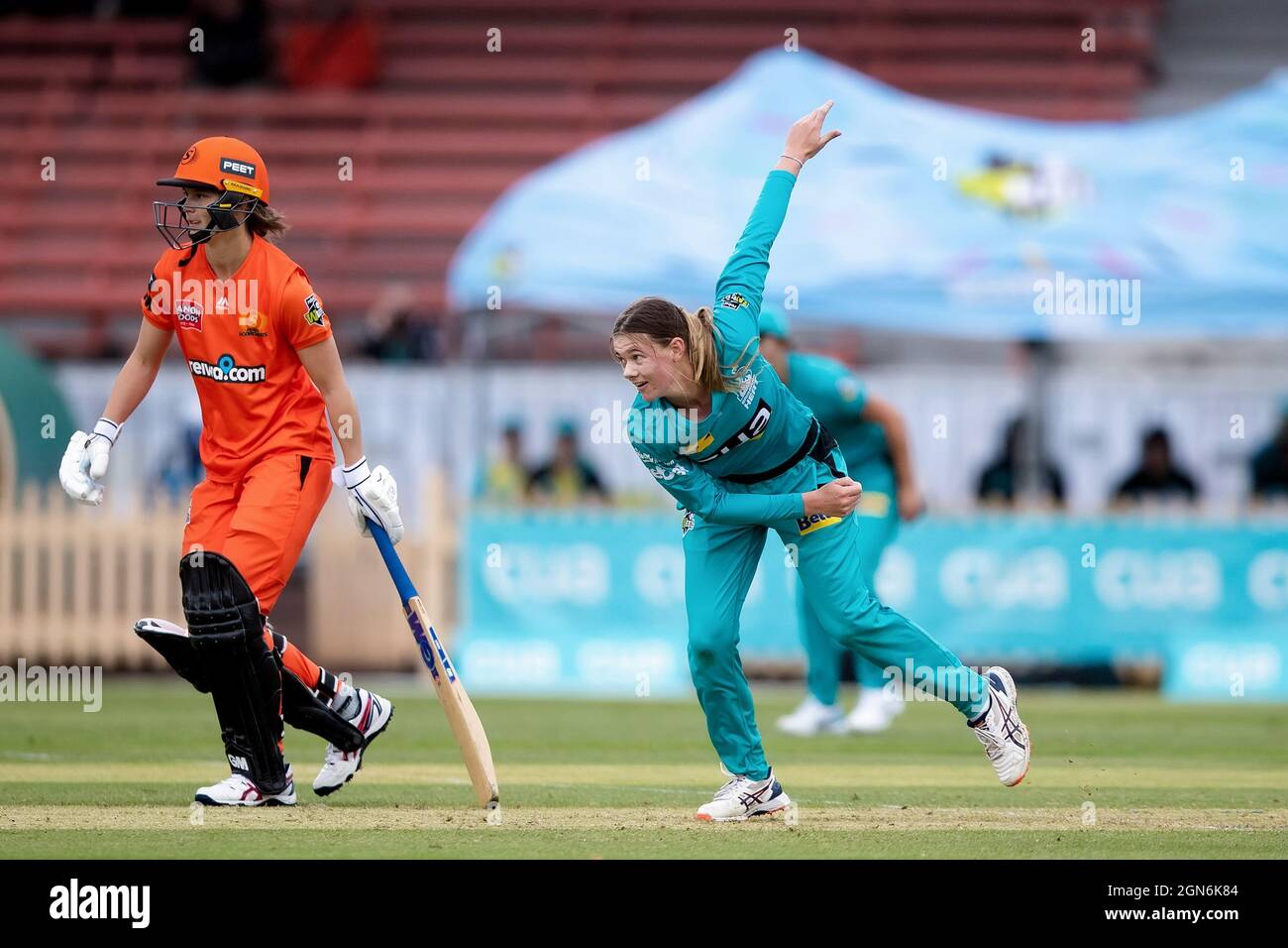 Courtney Sippel of Brisbane Heat bowls during the week 1 Women's Big Bash League cricket match between Perth Scorchers and Brisbane Heat.  Credit: Pete Dovgan/Speed Media/Alamy Live News Stock Photo