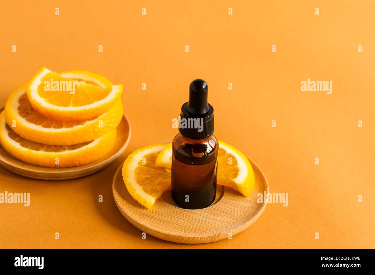 Huile Essentielle Ou Sérum Dans La Pipette D'isolement Photo stock - Image  du orange, gouttelette: 84726014