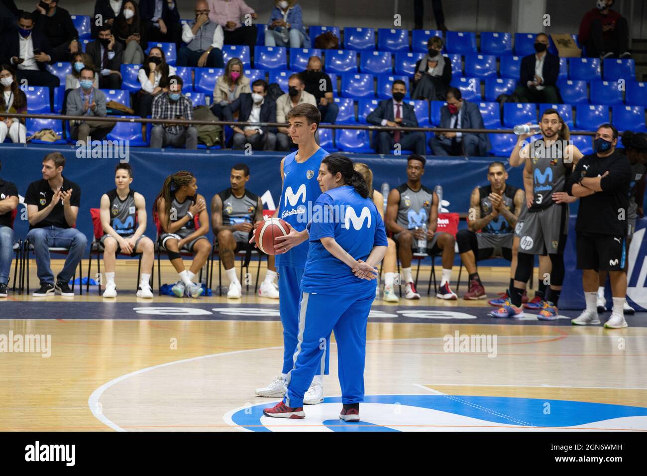 MADRID, SPAIN - 22 SEPTEMBER 2021: Nora Martins Villarino, player of the inclusive quarry of Movistar Estudiantes with Alex Montero, player of the male subsidiary of the EBA league.  Credit: Oscar Ribas Torres/Medialys Images/Alamy Live News Stock Photo