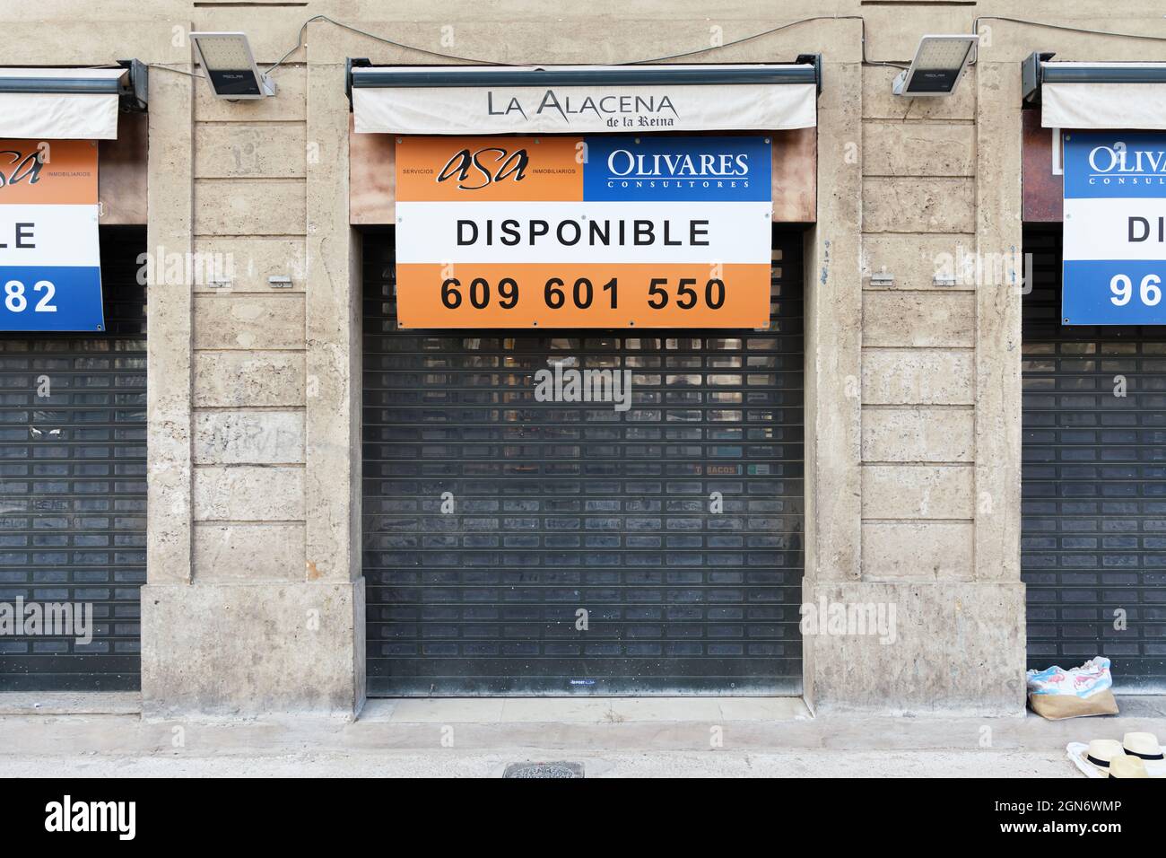 VALENCIA, SPAIN - SEPTEMBER 21, 2021: Retail space for lease due to coronavirus crisis. Small business bankruptcy Stock Photo