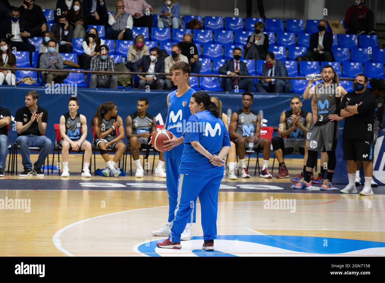 MADRID, SPAIN - 22 SEPTEMBER 2021: Nora Martins Villarino, player of the inclusive quarry of Movistar Estudiantes with Alex Montero, player of the male subsidiary of the EBA league.  Credit: Oscar Ribas Torres / Medialys Images/Sipa USA Stock Photo