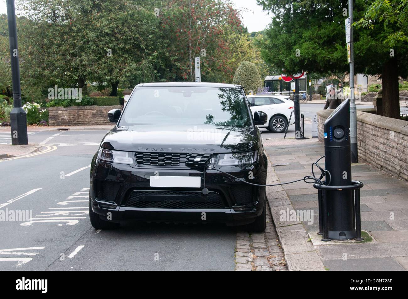 Electric range rover charging hires stock photography and images Alamy