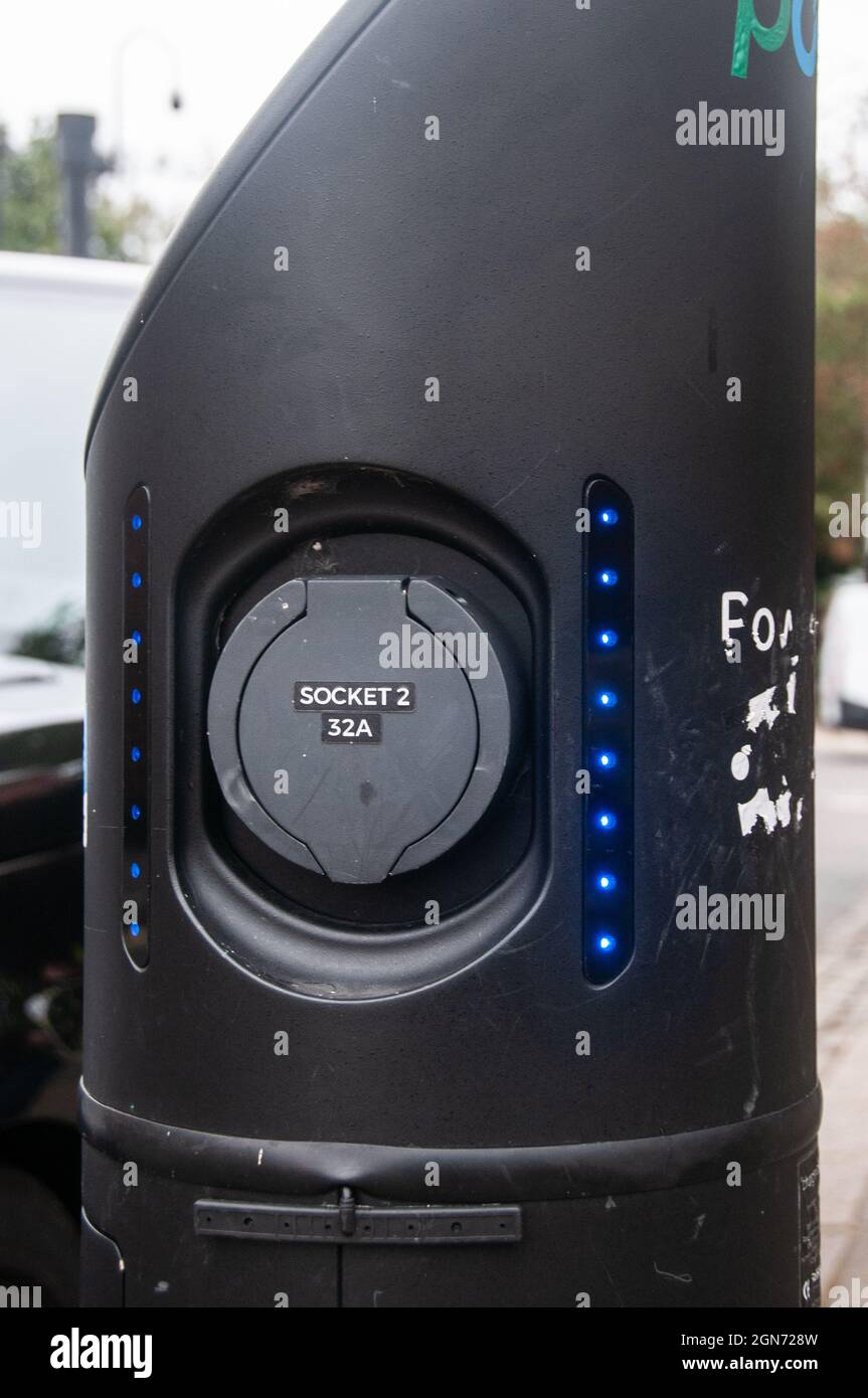 Around the UK - A Range Rover Discovery using on Street Charging Point Stock Photo