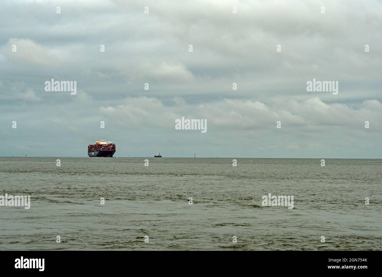 Container Schiff nähert sich langsam der Küste Stock Photo
