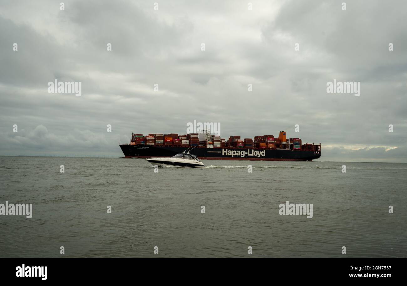 Containerschiff und Motorboot auf der Nordsee Stock Photo