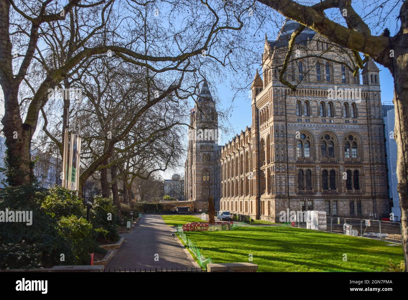 South kensington v&a museum historical hi-res stock photography and ...
