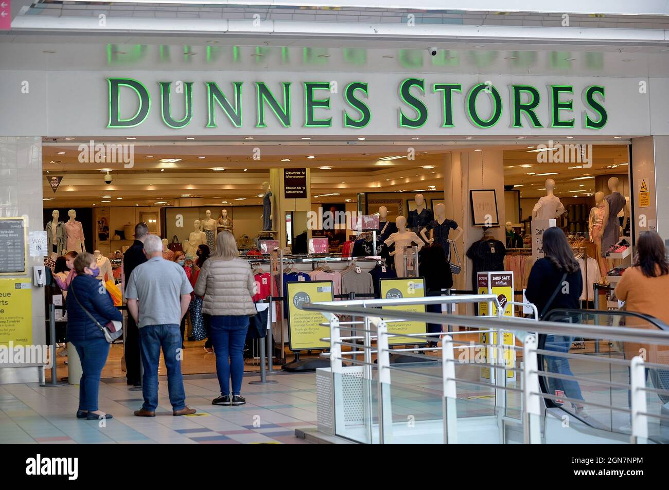 Dunnes clothes hi-res stock photography and images - Alamy