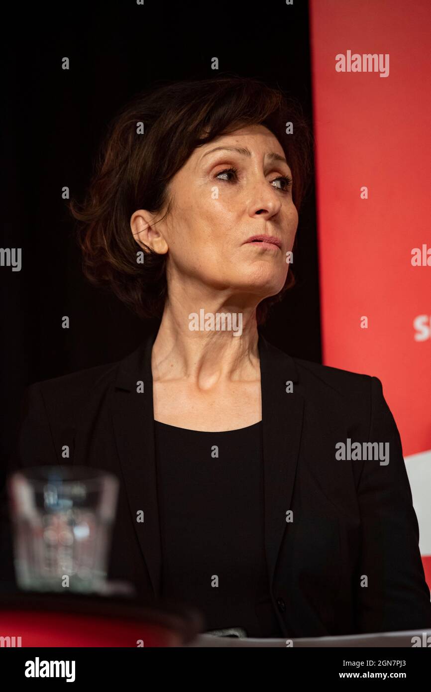 Renan DEMIRKAN, actress, sideways portrait, portrait, portrait, cropped single image, single motif, future discussion Extra with Olaf Scholz and Renan Demirkan: 'Respect in an open democracy' Campaign event with Chancellor candidate Olaf SCHOLZ (SPD) in Cologne on September 22nd. 2021. Stock Photo