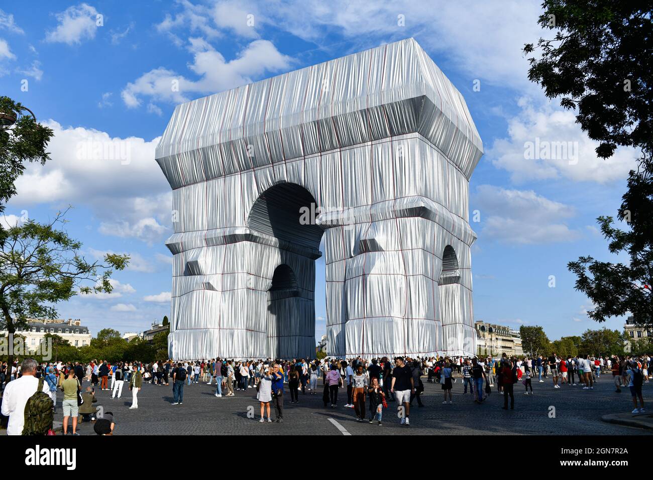 Arch of Triumph wrapped in a giant sheet of fabric as part of a project of Christo Javacheff, in Paris, France, on September 18, 2021. Stock Photo