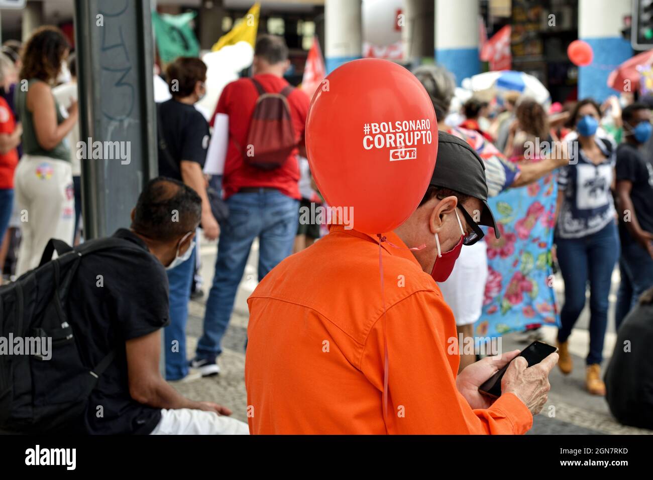 Rio de Janeiro, Brazil -September 7, 2021: A man holds a balloon that says 'Bolsonaro is corrupt' to protest against Brazil's President Jair Bolsonaro Stock Photo