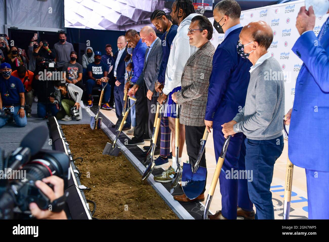 Los Angeles Clippers owner Steve Ballmer, Intuit CEO Sasan Goodarzi, Kawhi Leonard and Paul George, head coach Tyronn Lue, Inglewood Mayor James Butts, Jerry West, Gillian Zucker break ground during a groundbreaking ceremony for the new home of the Los Angeles Clippers, Intuit Dome, Friday, Sept. 17, 2021, in Inglewood, Calif. (Dylan Stewart/Image of Sport/Sipa USA) Stock Photo